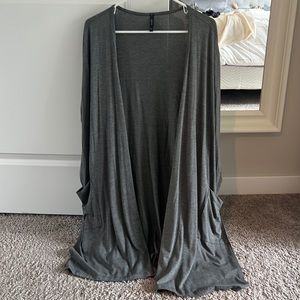 Charcoal grey kimono with pockets from Savvi